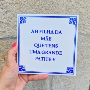 Azulejo “Ah filha da mãe que tens uma grande Patite V”