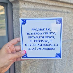 Azulejo “Avô, mãe, pai, se estão a ver isto, então, por favor, eu preciso que me venham buscar (…) Isto é um inferno!”