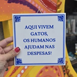 Azulejo “Aqui vivem gatos, os humanos ajudam nas despesas!”
