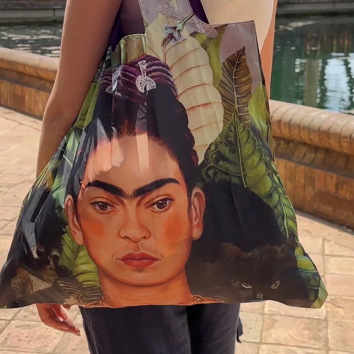 Saco reutilizável LOQI: “Self Portrait with Thorn Necklace and Hummingbird”, de Frida Kahlo - Image 5
