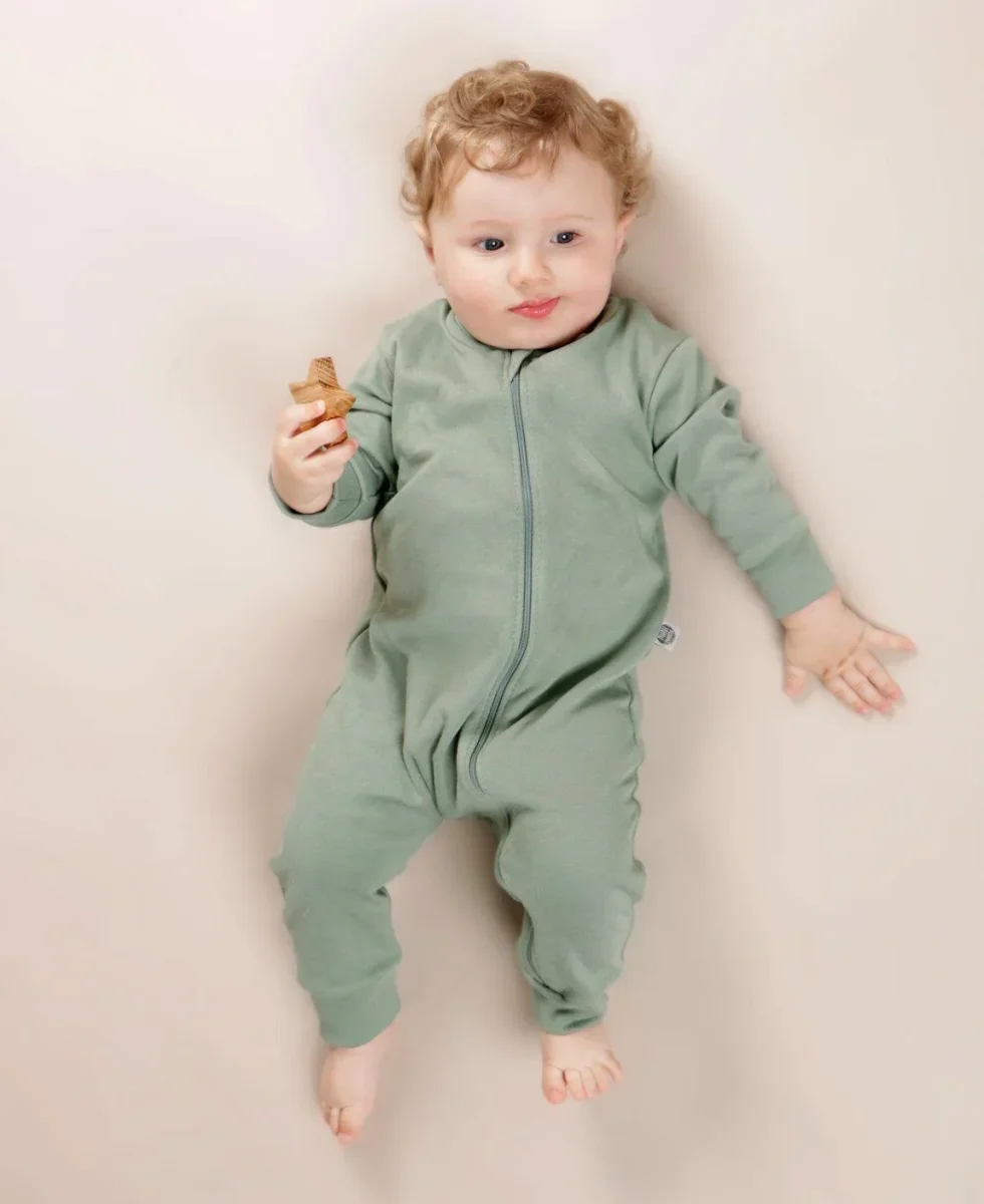 Macacão de Bebê Ziper com opção de Pezinho | Liso Sage - Image 4